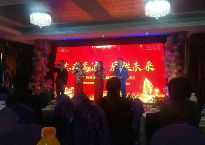 別雞年，盈盈碩果華融景；迎狗年，麗麗宏圖祖國春